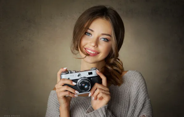 Photographer, blue eyes, camera, women, brunette, smiling, makeup, wavy hair