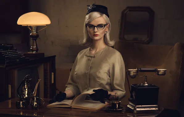 Картинка девушка, ретро, стол, лампа, очки, блондинка, чашки, перчатки