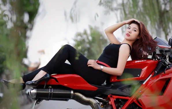 Картинка девушка, мотоцикл, Ducati