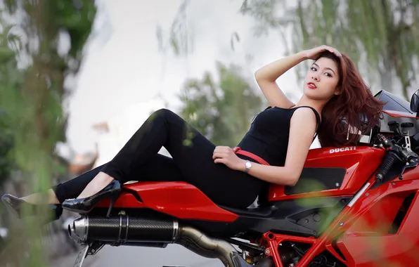 Девушка, мотоцикл, Ducati