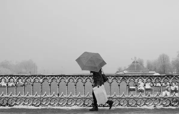 Картинка зима, снег, мост, туман, река, зонтик, человек