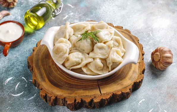 Стол, миска, пельмени
