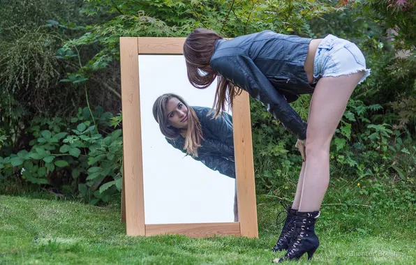 Девушка, природа, отражение, зеркало, шортики, ножки, photographer, Guenter Stoehr
