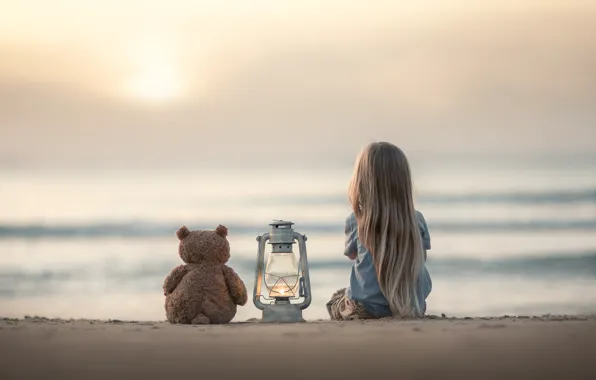 Картинка песок, море, настроение, игрушка, девочка, фонарь, медвежонок, плюшевый мишка
