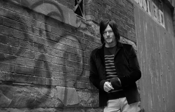 Картинка актер, черно-белое, стоит, пиджак, фотосессия, у стены, Vogue, Norman Reedus