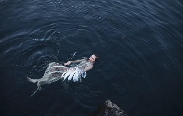 Девушка, перья, в воде, Aleah Michele