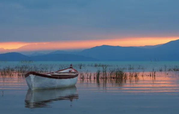 Горы, озеро, лодка, Турция, Turkey, Lake Beysehir, Taurus Mountains, озеро Бейшехир