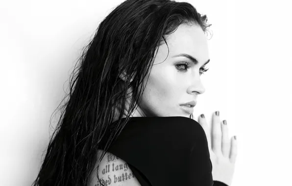 Картинка Меган Фокс, Megan Fox, мокрая, актриса, брюнетка, тату, татуировка, черно-белое