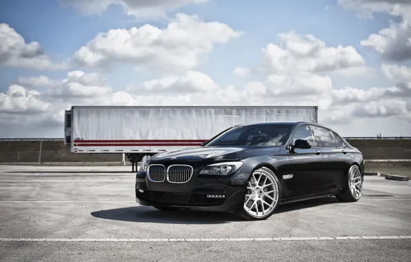 Картинка небо, облака, бмв, BMW, чёрная, black, трейлер, 7 Series