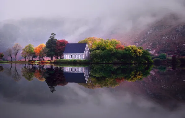 Картинка осень, отражения, деревья, горы, туман, озеро, домик