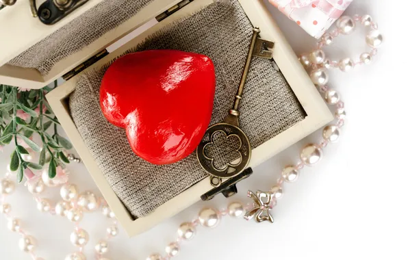 Сердце, ключ, шкатулка, бусы