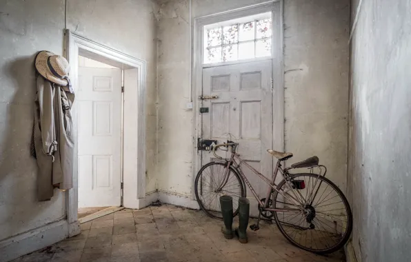 Картинка велосипед, сапоги, дверь