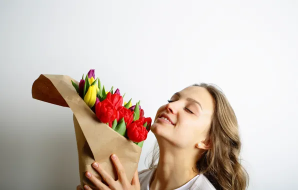 Девушка, цветы, букет, желтые, пакет, фиолетовые, тюльпаны, красные