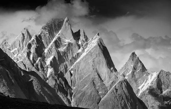 Картинка небо, облака, горы, природа, скалы, черно-белое, монохром, Pakistan