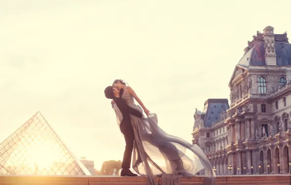 Картинка любовь, женщина, здания, париж, поцелуй, платье, пара, мужчина