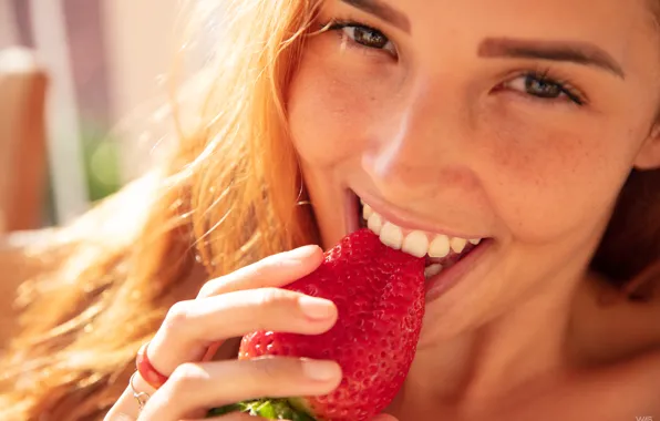 Smile, eyes, Strawberry, lips, redhead, Face, fingers, teeth