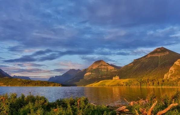 Картинка лес, небо, солнце, облака, деревья, горы, озеро, Канада
