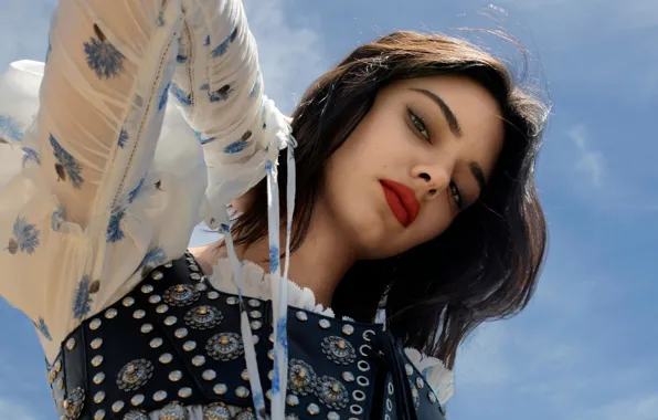 Взгляд, красивая девушка, blue sky, look, beautiful girl, голубое небо, Kendall Jenner, яркая помада