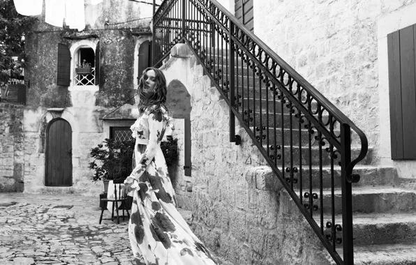 Картинка девушка, платье, двор, лестница, черно-белое, Karmen Pedaru