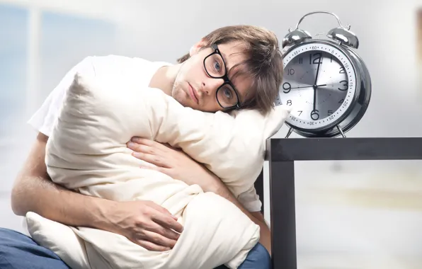 Картинка будильник, очки, подушка, мужчина, недовольство, сонный, шесть утра