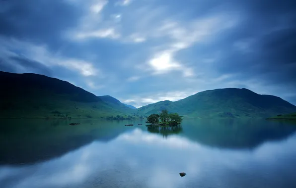Картинка небо, вода, тучи, озеро, гладь, отражение, холмы, Англия