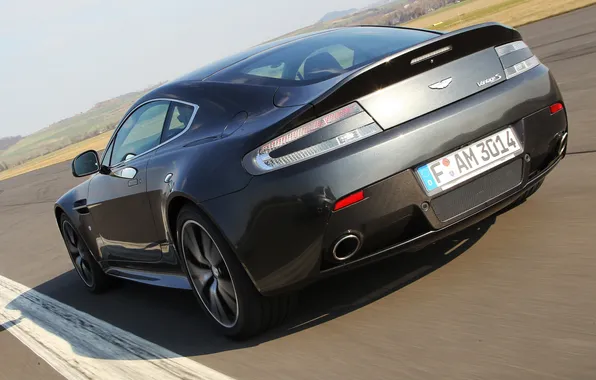 Картинка машина, Aston Martin, скорость, Vantage, задок