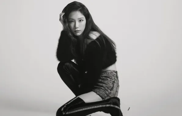 Картинка K-Pop, Girls' Generation, Denim Shorts, Socks, Kneeling, Bare Legs, Kim Tae-yeon, Knee Socks