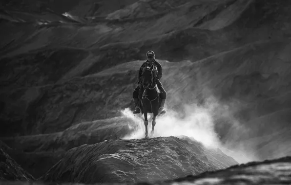 Холмы, лошадь, всадник, чёрно - белое фото