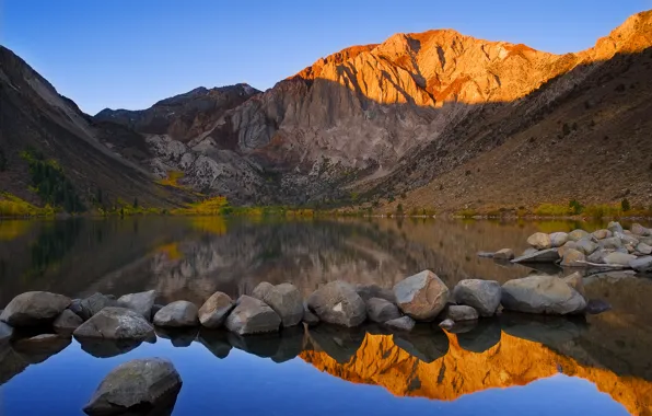 Картинка осень, небо, отражения, озеро, камни, гора, USA, California