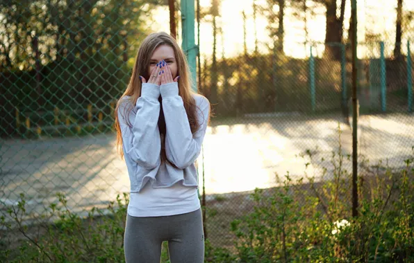 Картинка лето, взгляд, девушка, сетка, волосы, забор, руки, фигура