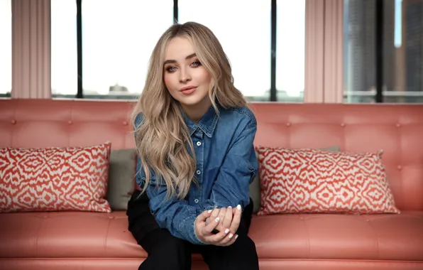 Картинка взгляд, девушка, диван, волосы, макияж, рубашка, Sabrina Carpenter