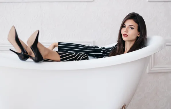 Взгляд, девушка, актриса, брюнетка, красивая, Виктория Джастис, Victoria Justice, лежит в ванне