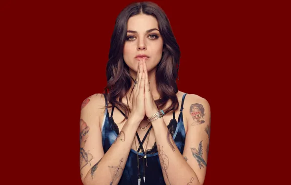 Портрет, тату, красивая девушка, мольба, Калли Эрнандес, Callie Hernandez, темно -красный фон