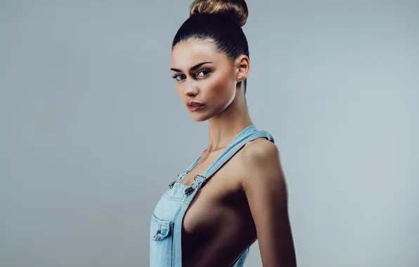 Девушка, брюнетка, комбинезон