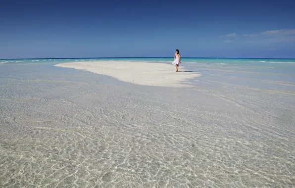 Картинка песок, пляж, вода, девушка, облака, фон, океан, widescreen