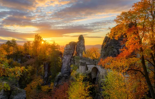 Осень, лес, солнце, облака, закат, горы, скалы, вид