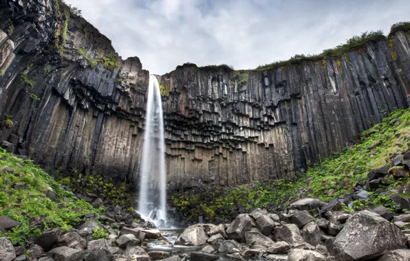 Исландия, уступ, чёрные базальтовые колонны, «Чёрный водопад», водопад Свартифосс, напоминающих трубы органа, остроконечные камни