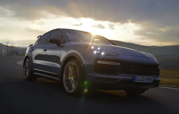 Картинка дорога, облака, Porsche, внедорожник, лучи солнца, экстерьер, 2022, Porsche Cayenne Turbo GT