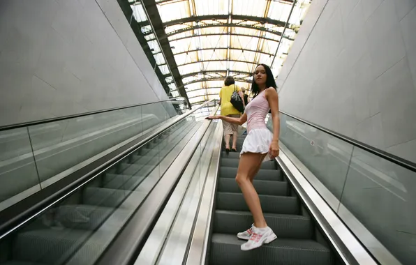 Картинка девушка, метро, юбка