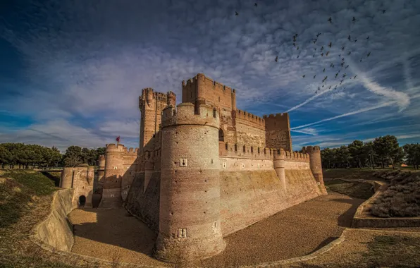 Небо, замок, стая птиц, Castillo de la Mota