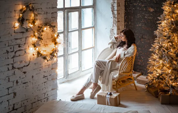 Картинка девушка, поза, кресло, окно, подарки, Новый год, ёлка, пижама