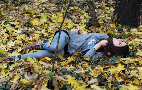 Картинка земля, колготки, leaves, закрытые глаза, сезон, листья, брюнетка, girl, отдыхает, настроение, девушка, wood, голубые, осень, …