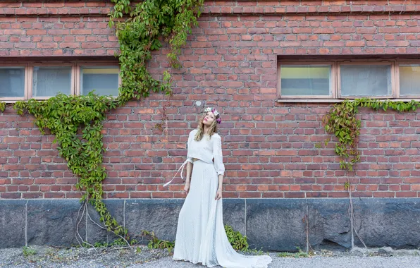 Девушка, дом, стена, венок, eco fashion