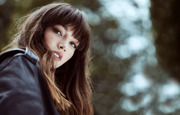 Картинка взгляд, портрет, макияж, куртка, прическа, шатенка, красотка, боке