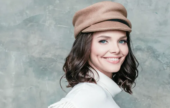 Картинка поза, улыбка, макияж, актриса, кепка, hair, makeup, Elizaveta Boyarskaya