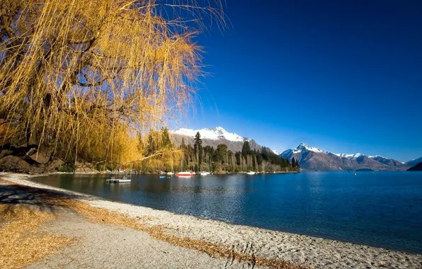 Картинка песок, осень, пляж, небо, деревья, горы, озеро, лодка