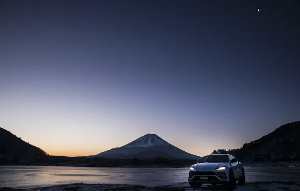 Гора, вечер, Lamborghini, Япония, сумерки, 2018, кроссовер, Фудзияма
