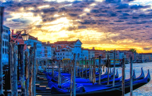 Картинка рассвет, дома, лодки, утро, Италия, Венеция, канал, гондола