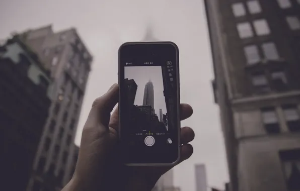 Картинка туман, улица, фотография, iPhone, рука, Нью-Йорк, флаги, Эмпайр Стейт Билдинг