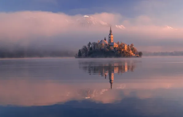 Остров, словения, утренний туман